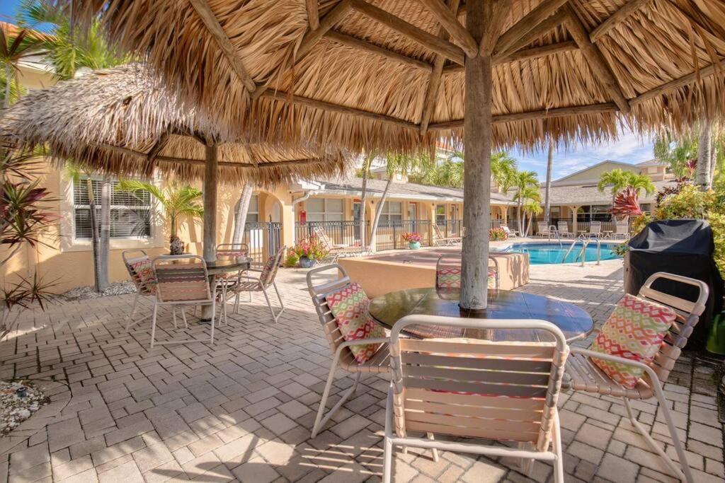 Steps To The Beach And Restaurants! - Coconut Villa'S Suite 1 Сант Пит Бич Экстерьер фото